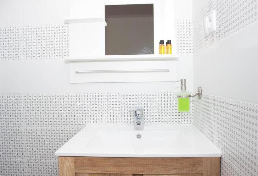 إستوديو ديلوكس, Chillout Hostel