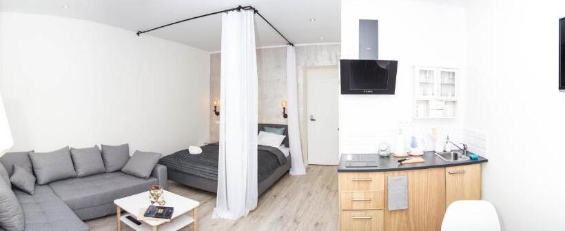 إستوديو ديلوكس, Chillout Hostel