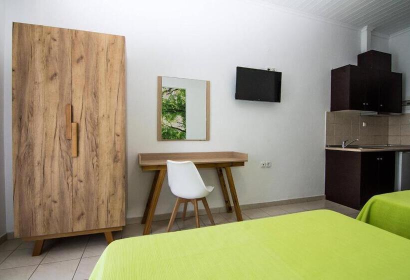 جناح جونيور, Philoxenia Earia