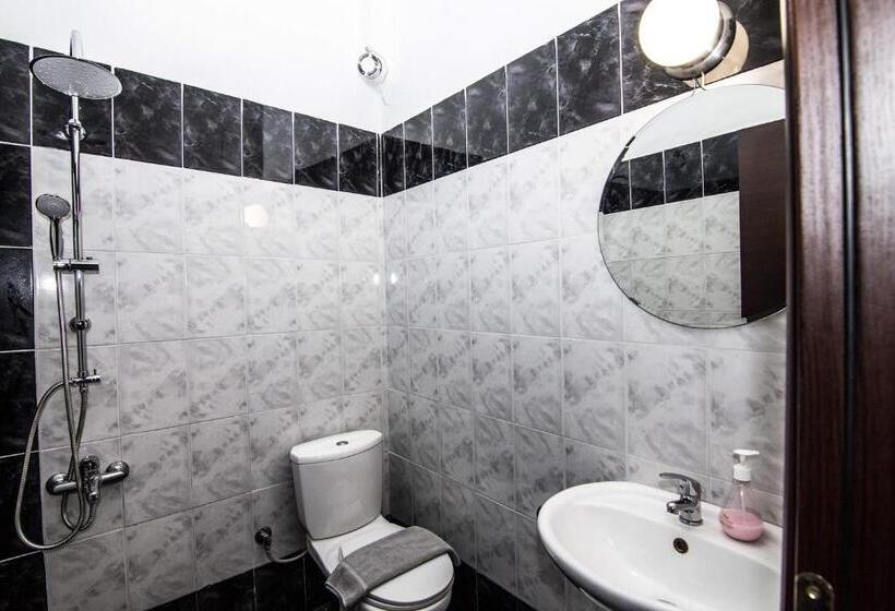 جناح عائلي, Philoxenia Earia