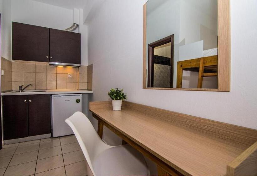 جناح عائلي, Philoxenia Earia