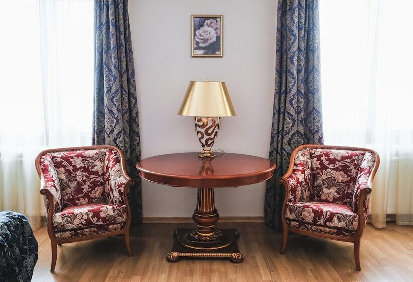 جناح جونيور, Polyarnaya Zvezda