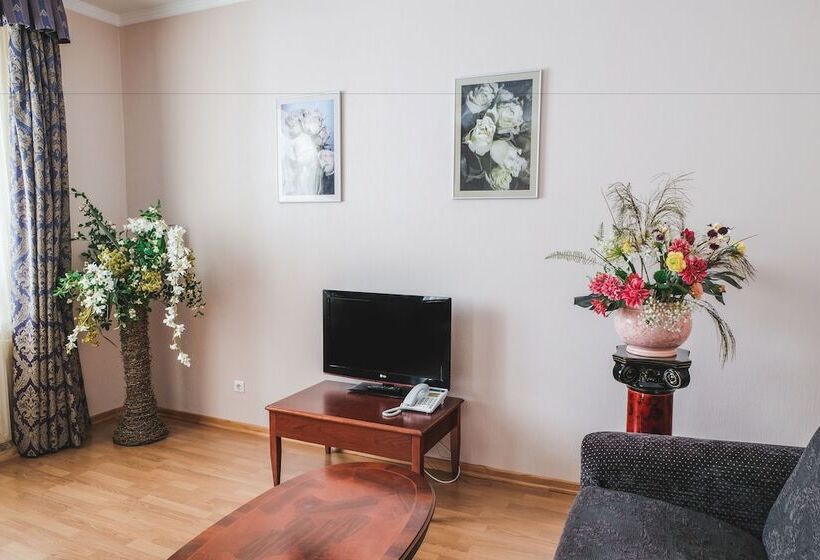 جناح جونيور, Polyarnaya Zvezda