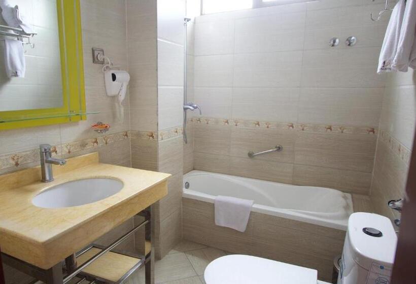 سوئیت با تخت بزرگ, Hera Addis