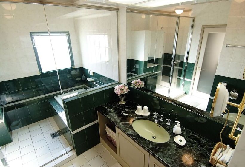 חדר דלוקס, Marital Sousei Saga