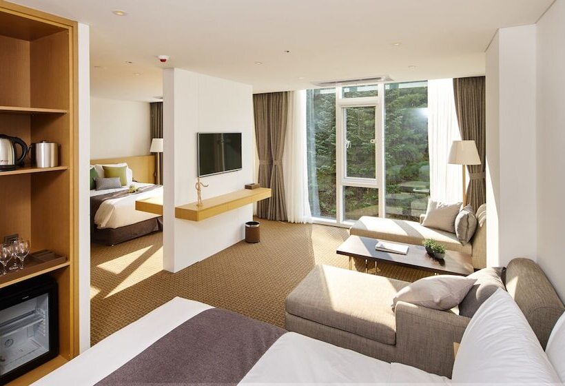 Quarto Familiar, Naksan Beach