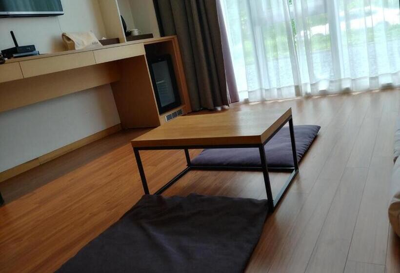 Quarto Estandar, Naksan Beach