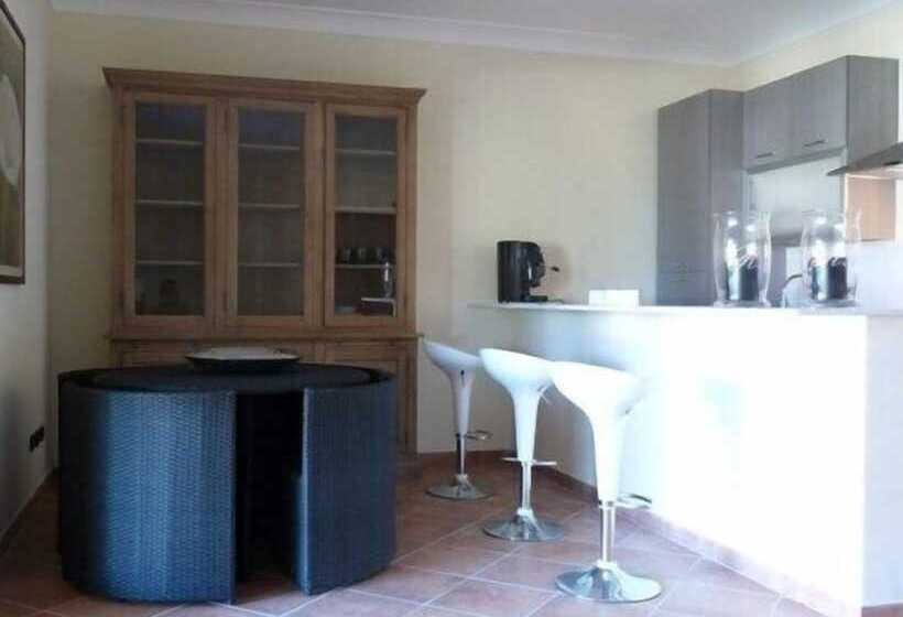 جناح جونيور, Marina Di Cala Del Sole