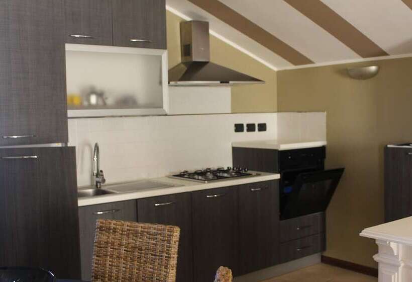 جناح جونيور, Marina Di Cala Del Sole