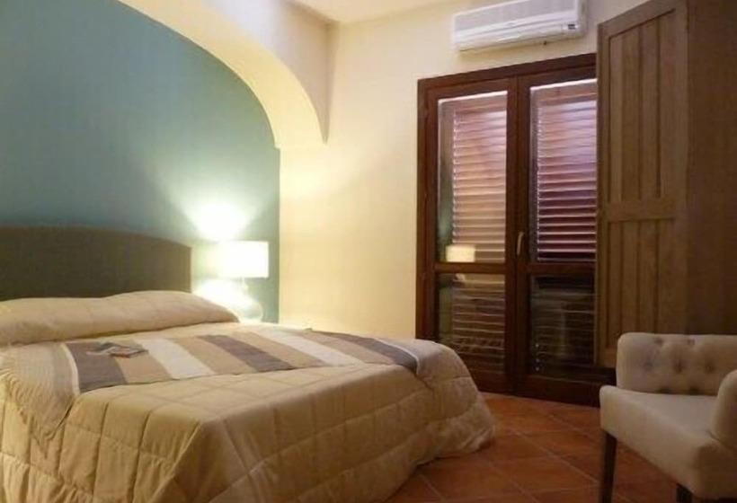 جناح جونيور, Marina Di Cala Del Sole