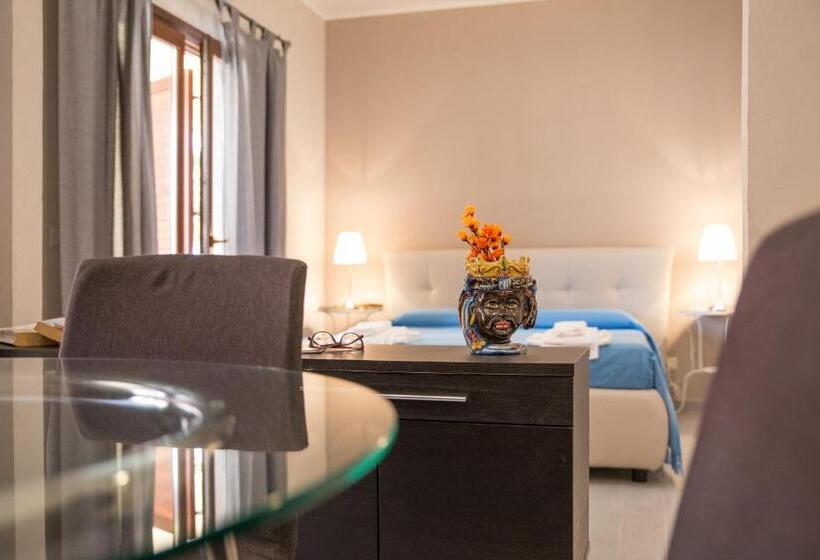 جناح جونيور, Marina Di Cala Del Sole