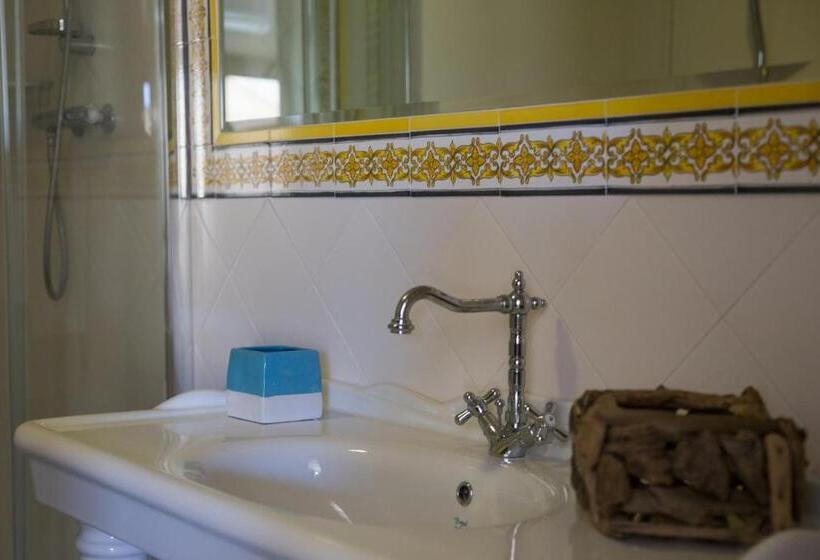 جناح جونيور, Marina Di Cala Del Sole