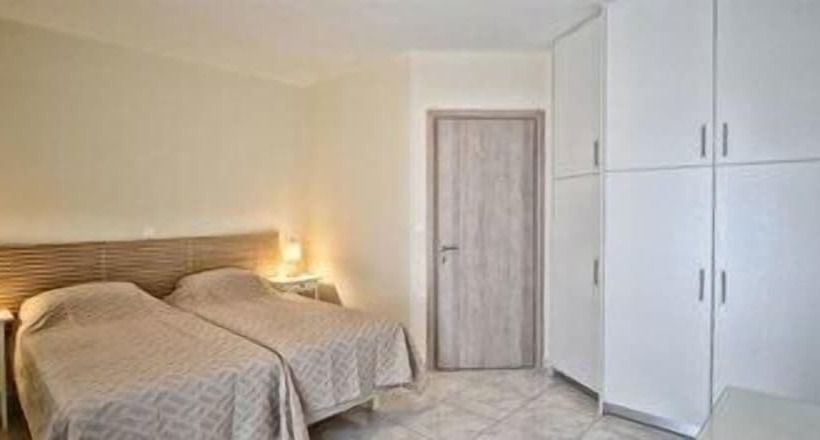 اتاق دوبلکس, Peskesi Ikaria