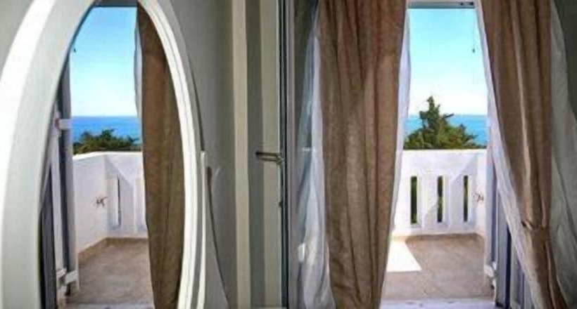 اتاق دوبلکس, Peskesi Ikaria