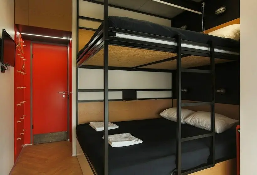اتاق خانوادگی, Suffix Hostel & Apartments