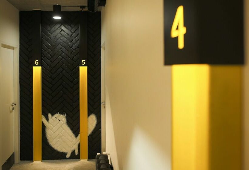 اتاق خانوادگی, Suffix Hostel & Apartments