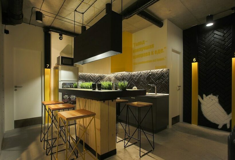 اتاق خانوادگی, Suffix Hostel & Apartments