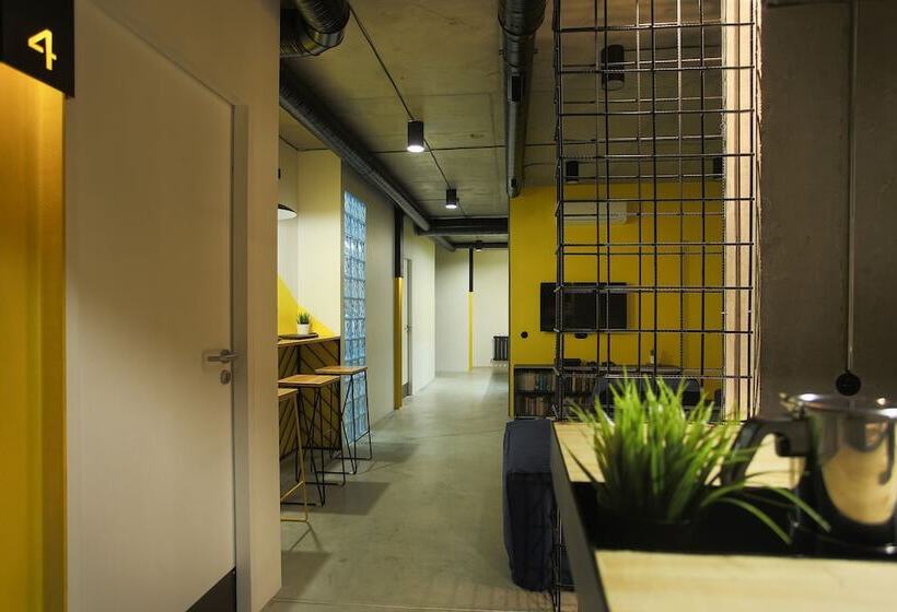 اتاق خانوادگی, Suffix Hostel & Apartments