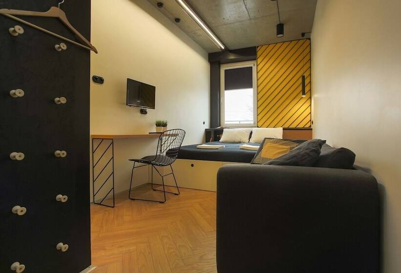 اتاق خانوادگی, Suffix Hostel & Apartments