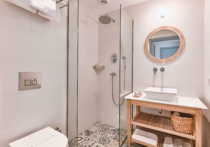 חדר סטנדרט לשלושה עם מרפסת, Dias