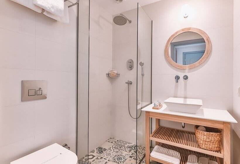 חדר סטנדרט לשלושה עם מרפסת, Dias