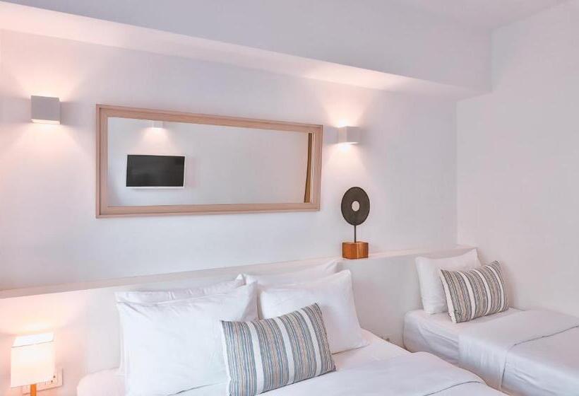 חדר סטנדרט לשלושה עם מרפסת, Dias