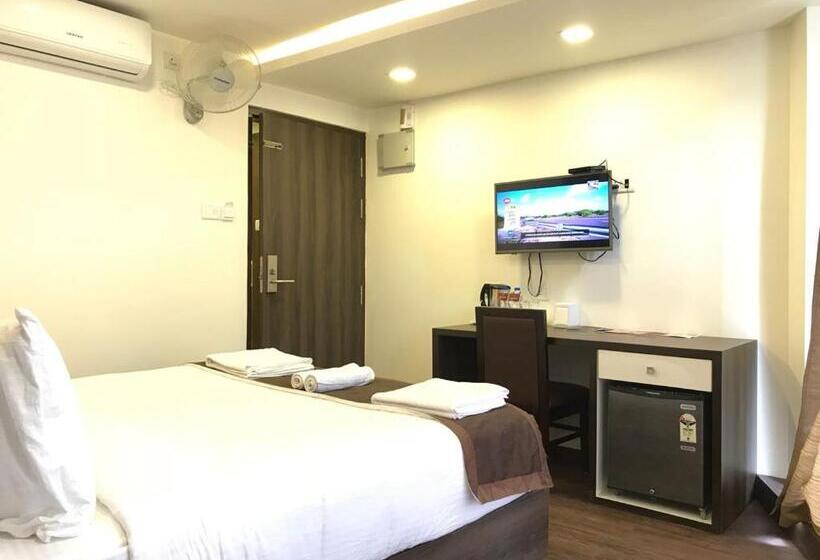 디럭스 룸, Royal Inn   Electronic City