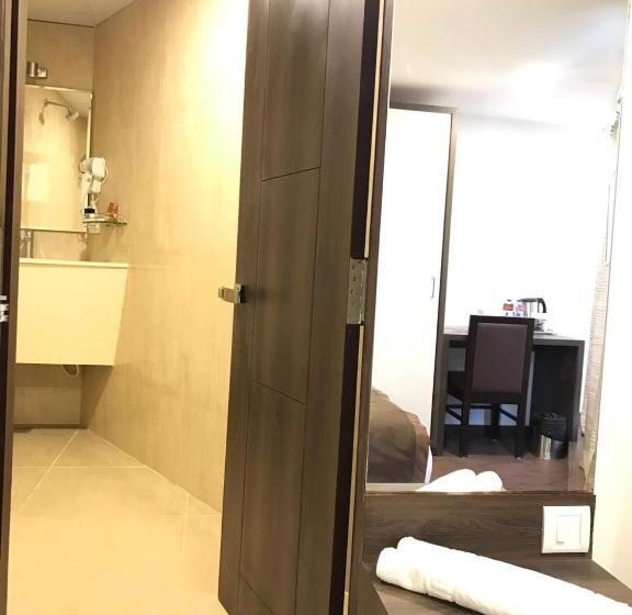 디럭스 룸, Royal Inn   Electronic City