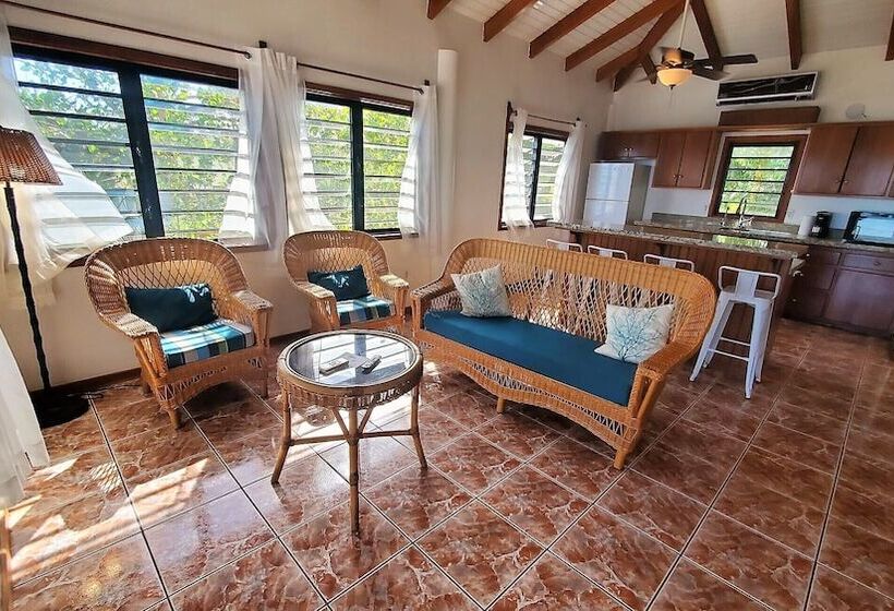 דירת חדר בסיסית, Maya Beach