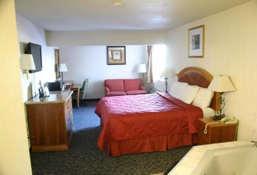キングサイズベッドのスタンダードルーム, American Inn And Suites Ionia