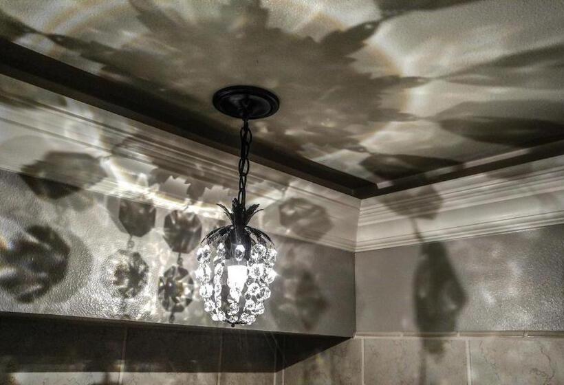 חדר דלוקס עם מרפסת נוף לים, The Anniversary Inn   Boise