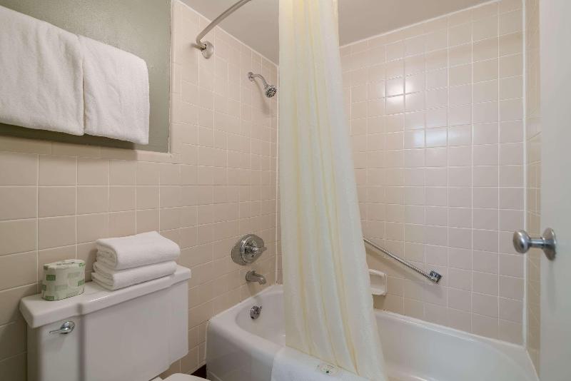 חדר סטנדרט עם מיטת קינג, Quality Inn & Suites