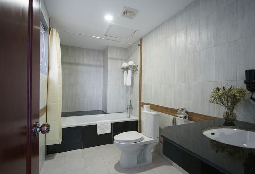 Семейный Номер, Kuch Oudom