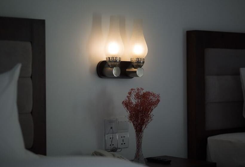 Семейный Номер, Kuch Oudom