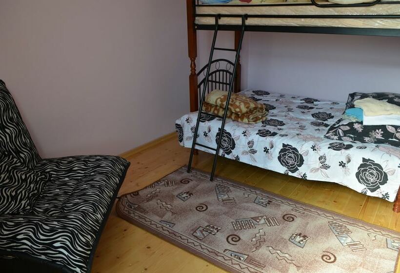 Economy Triple Room, Uyut On Prospekt Putina 19