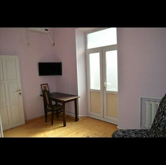 Economy Triple Room, Uyut On Prospekt Putina 19