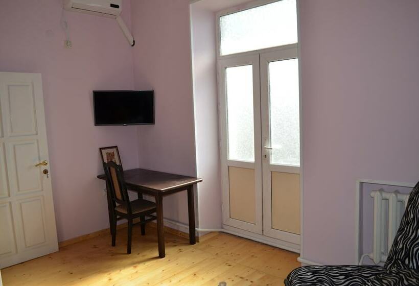 Economy Triple Room, Uyut On Prospekt Putina 19