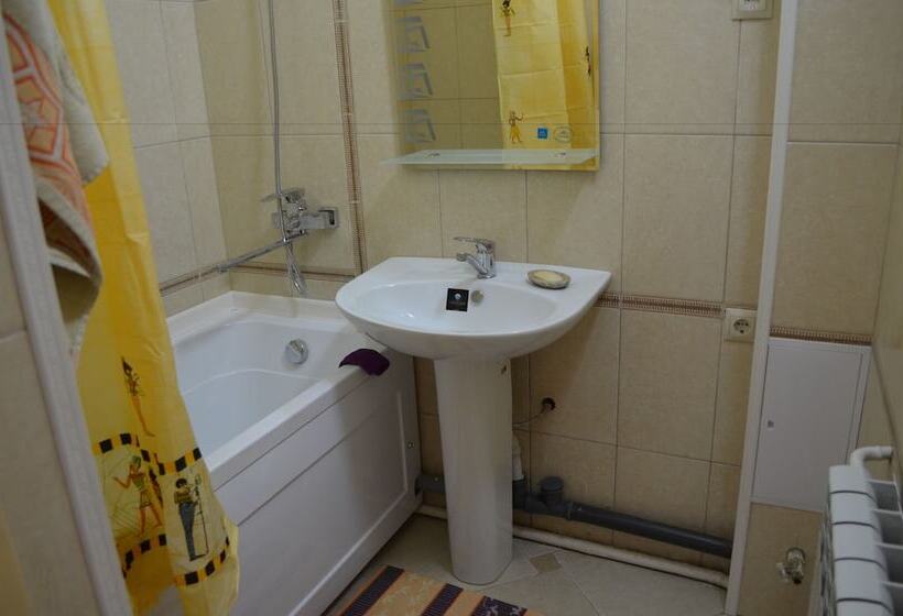 Economy Triple Room, Uyut On Prospekt Putina 19