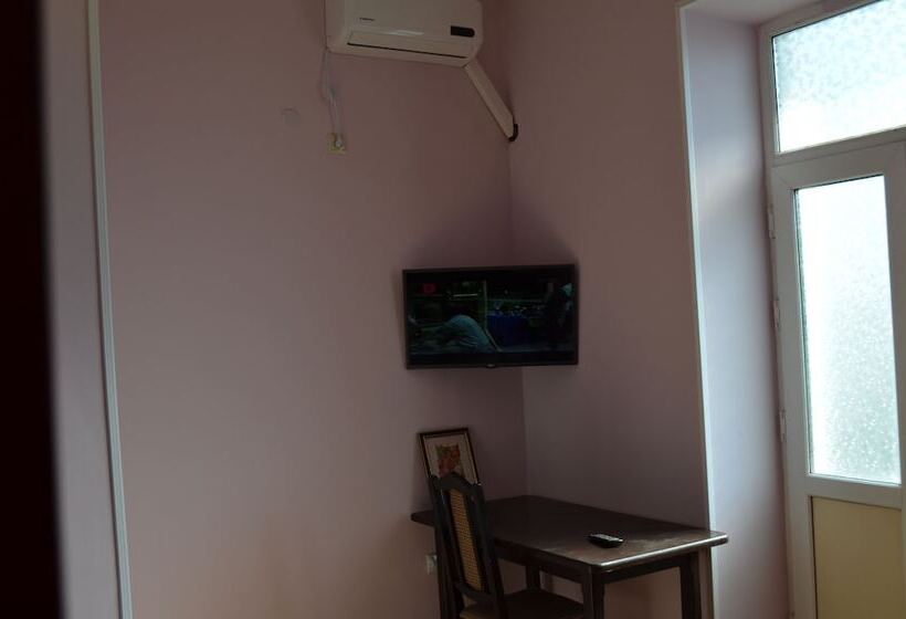 Economy Triple Room, Uyut On Prospekt Putina 19