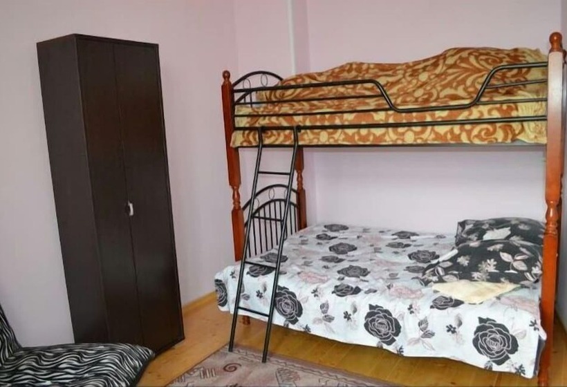 Economy Triple Room, Uyut On Prospekt Putina 19