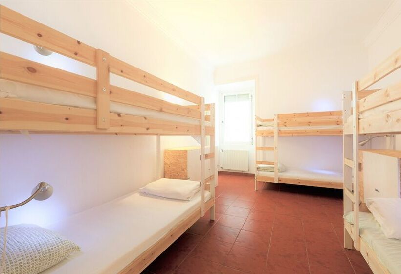 تختخواب در اتاق مشترک, Amar Hostel & Suites