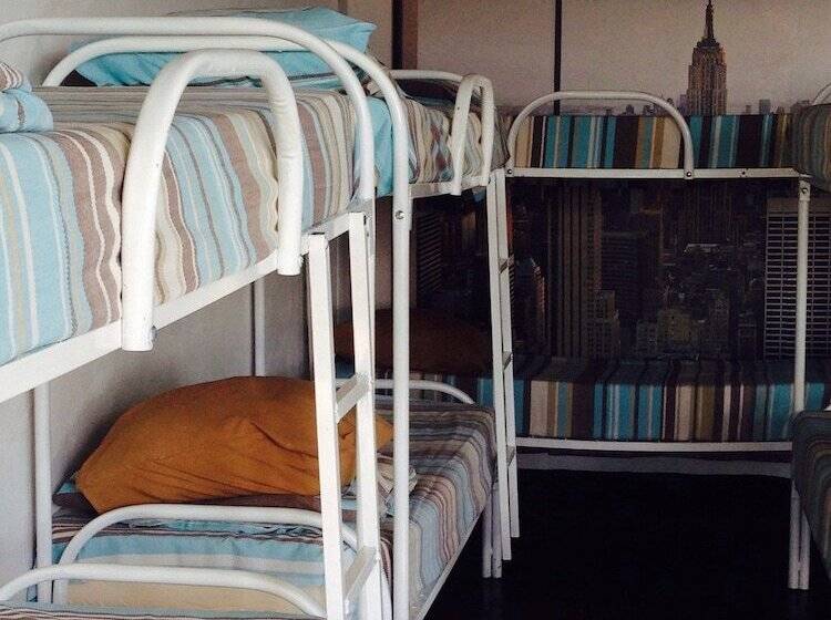 共用房间的床, Red Star Hostel