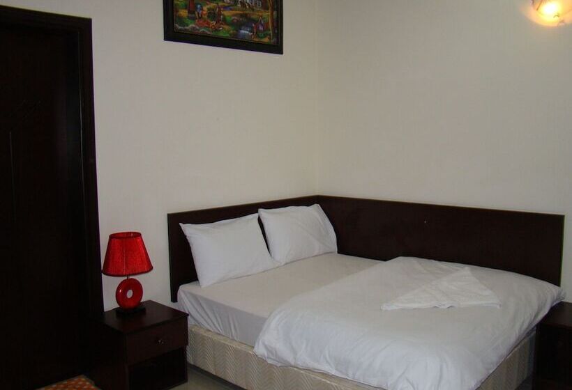 استودیوی استاندارد, Savoy Grand Hotel Apartments