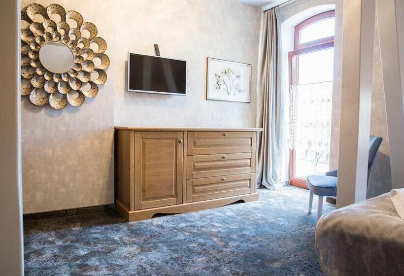 חדר סטנדרט לשלושה עם טרסה, Villa Mistral