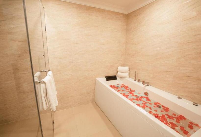 سوئیت پرزیدنت, Jenneys Residency