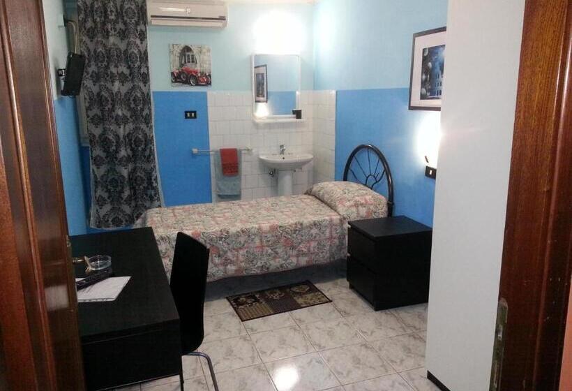 اتاق استاندارد یک تخته با سرویس بهداشتی مشترک, Roxena House