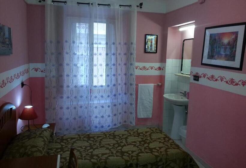 اتاق استاندارد یک تخته با سرویس بهداشتی مشترک, Roxena House