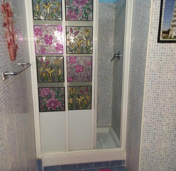 اتاق استاندارد یک تخته با سرویس بهداشتی مشترک, Roxena House