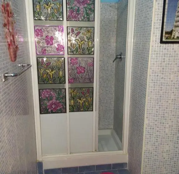 اتاق استاندارد یک تخته با سرویس بهداشتی مشترک, Roxena House