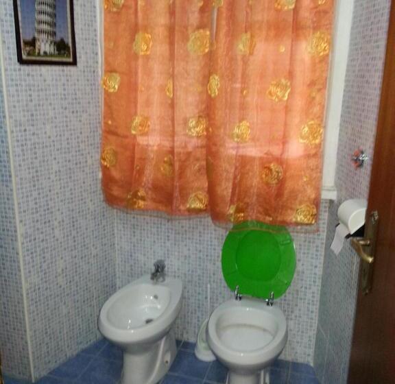 اتاق استاندارد یک تخته با سرویس بهداشتی مشترک, Roxena House